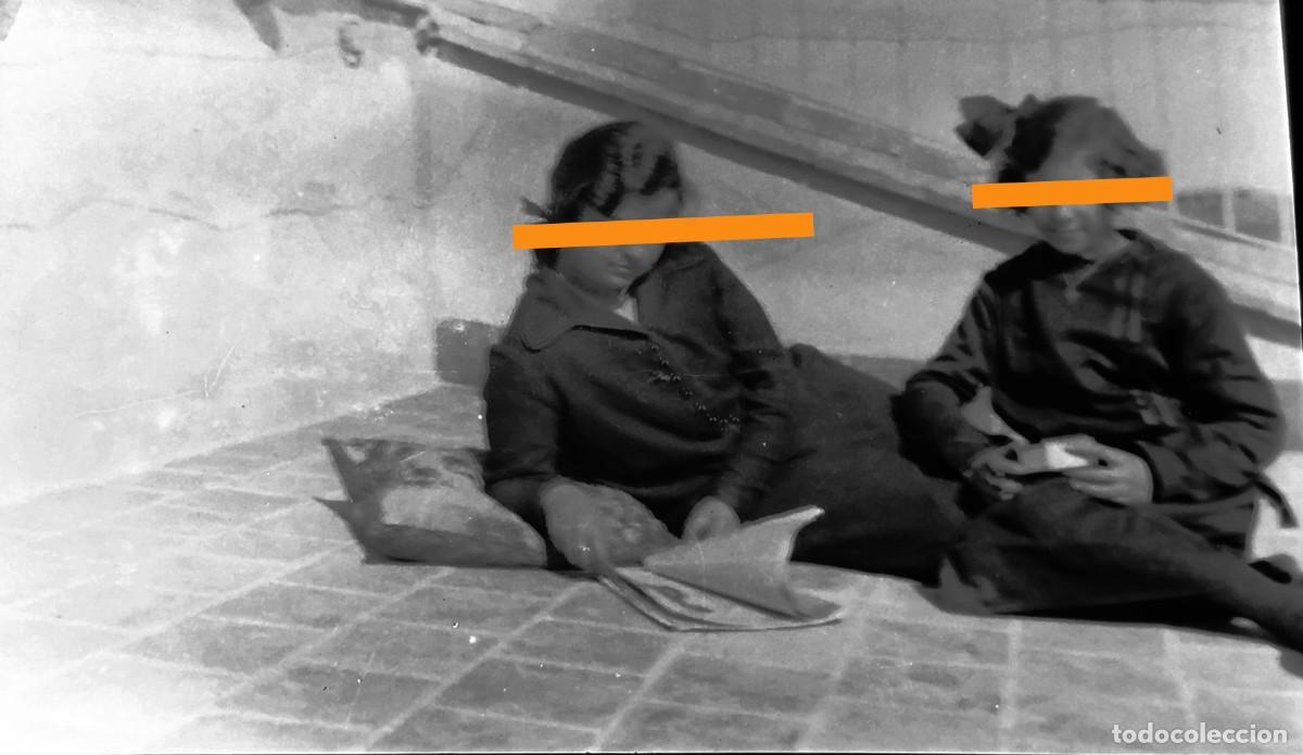 Fotograf&iacute;a antigua: Antiguo negativo de fotograf&iacute;a. Ni&ntilde;as leyendo en la azotea. A&ntilde;os 20/30.