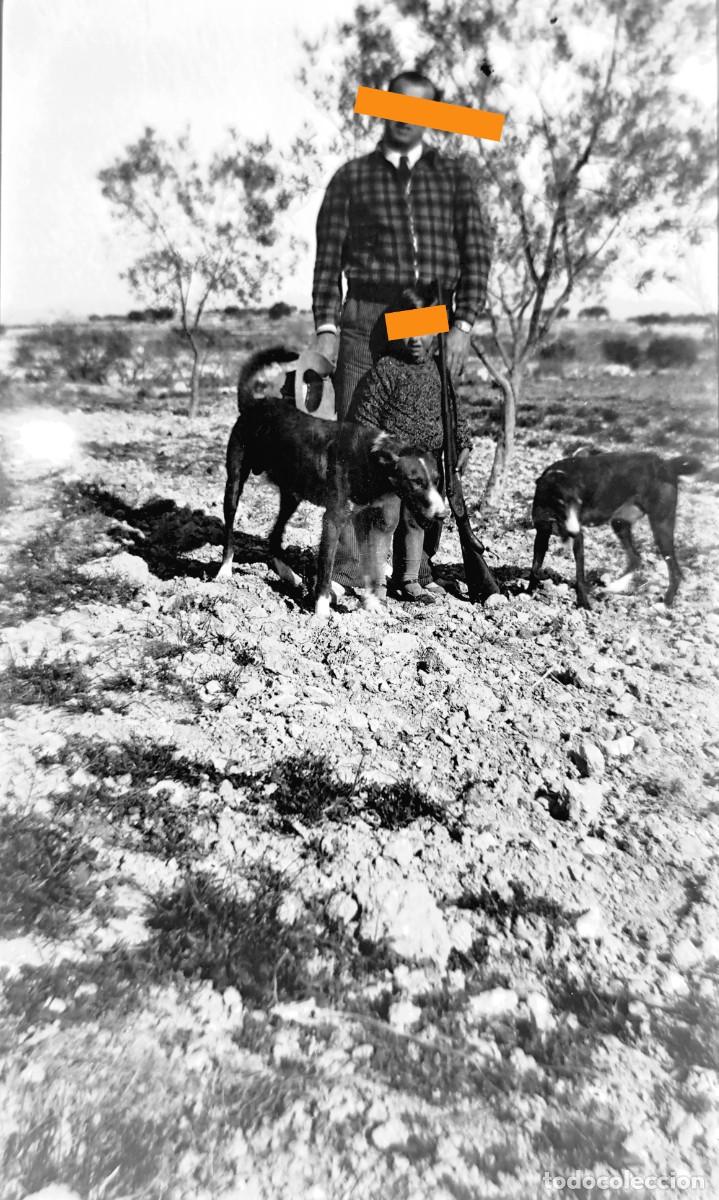 Fotograf&iacute;a antigua: Antiguo negativo de fotograf&iacute;a. Cazador. A&ntilde;os 20/30.