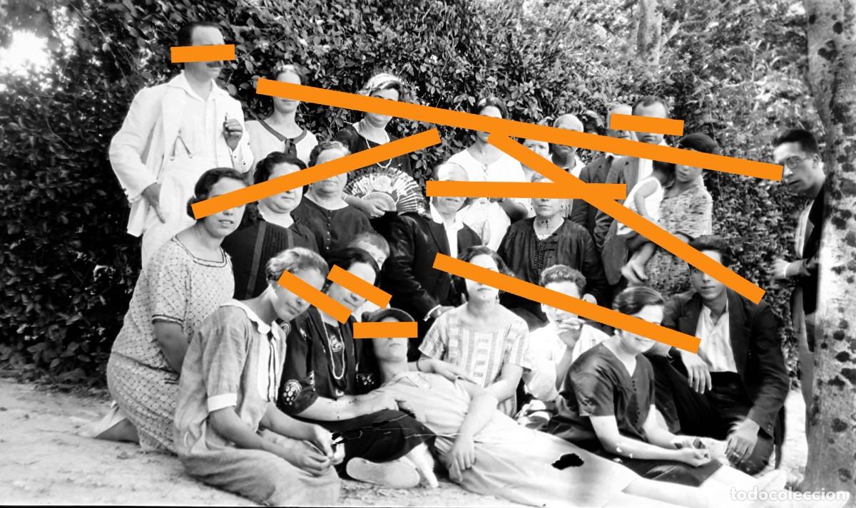 Fotograf&iacute;a antigua: Antiguo negativo de fotograf&iacute;a. Familia, entorno rural. A&ntilde;os 20/30.