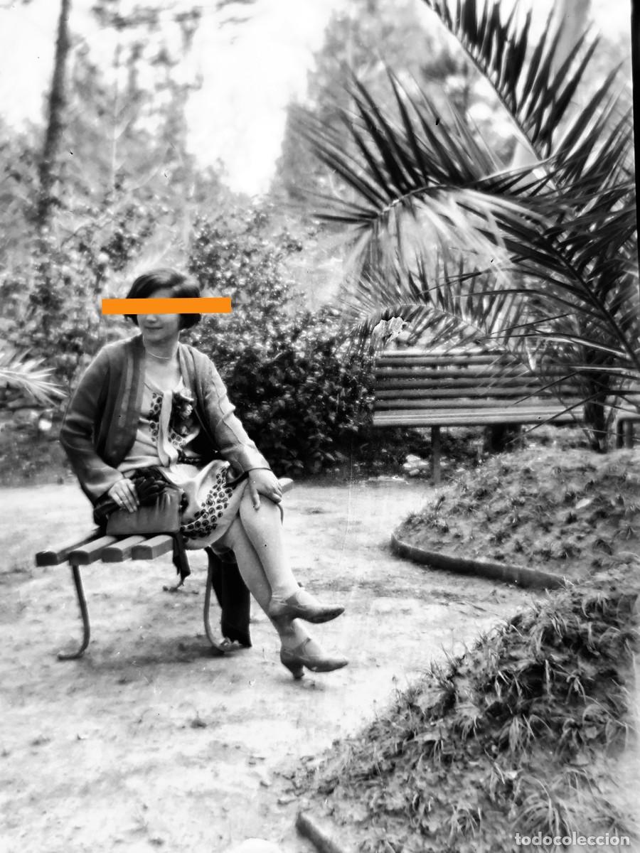 Fotograf&iacute;a antigua: Antiguo negativo de fotograf&iacute;a. Chica en el jard&iacute;n. A&ntilde;os 20/30.