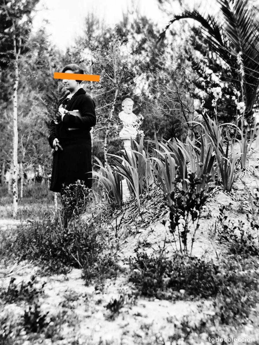 Fotograf&iacute;a antigua: Antiguo negativo de fotograf&iacute;a. Chica en el jard&iacute;n. A&ntilde;os 20/30.