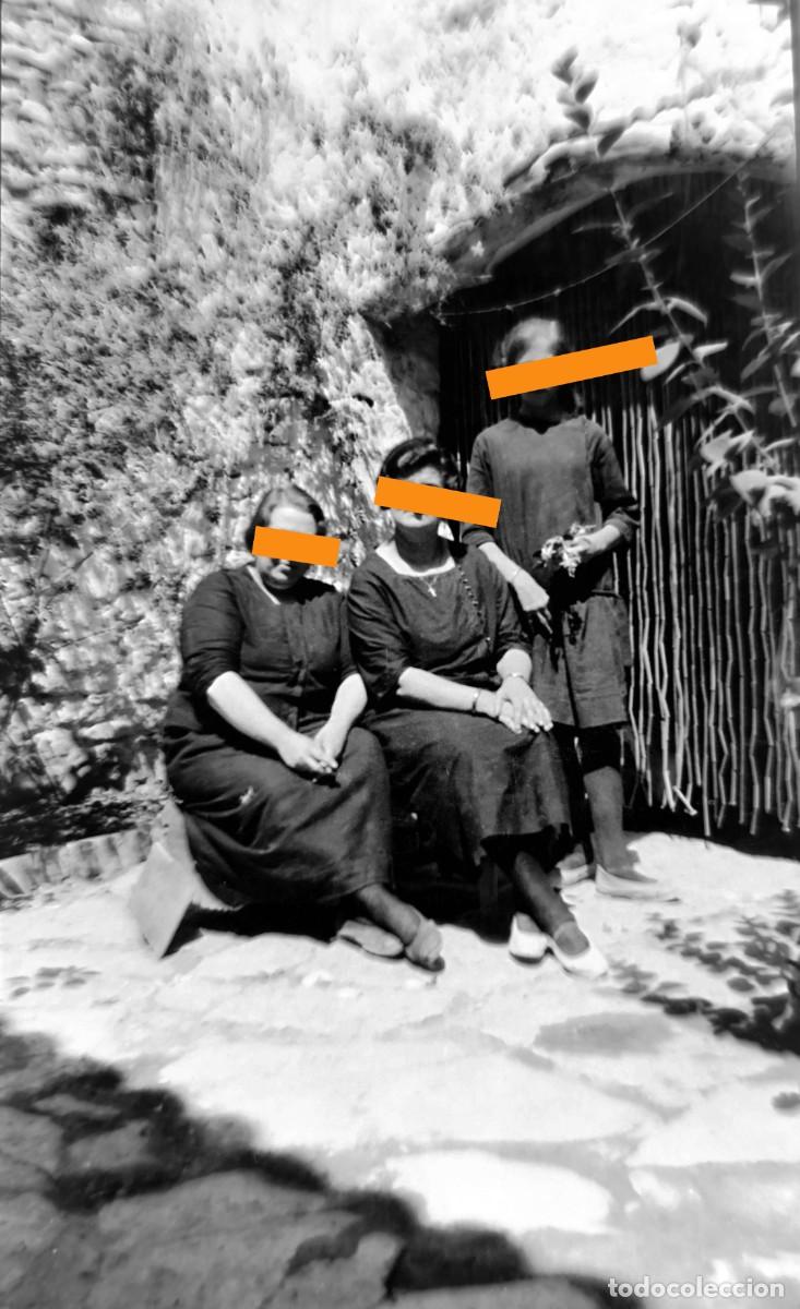 Fotograf&iacute;a antigua: Antiguo negativo de fotograf&iacute;a. Mujeres en el jard&iacute;n. A&ntilde;os 20/30.