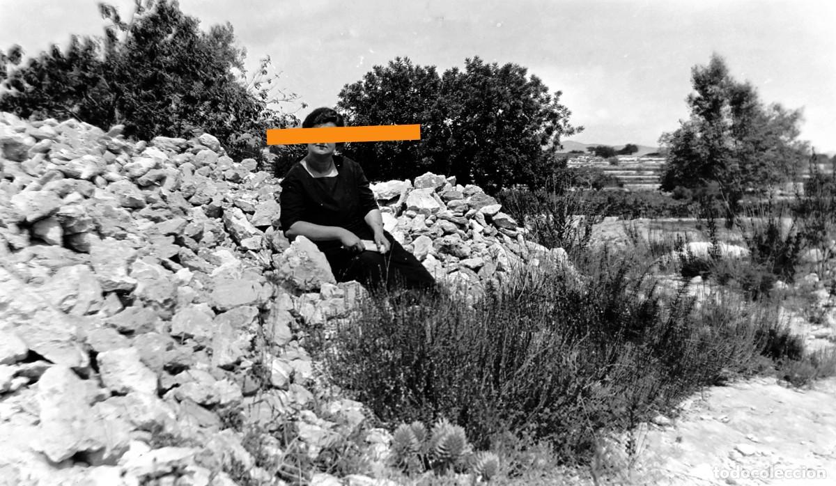 Fotograf&iacute;a antigua: Antiguo negativo de fotograf&iacute;a. Se&ntilde;ora, entorno rural. A&ntilde;os 20/30.