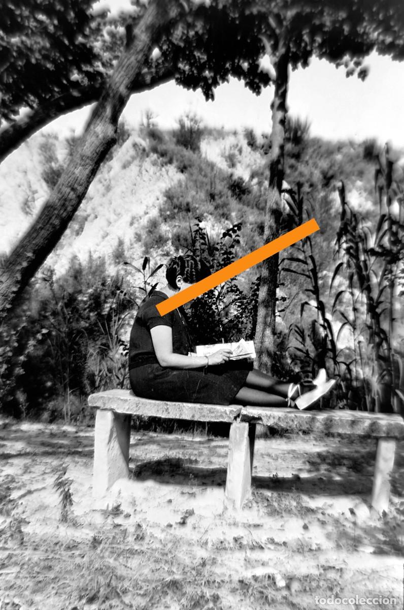 Fotograf&iacute;a antigua: Antiguo negativo de fotograf&iacute;a. Chica, entorno rural. A&ntilde;os 20/30.