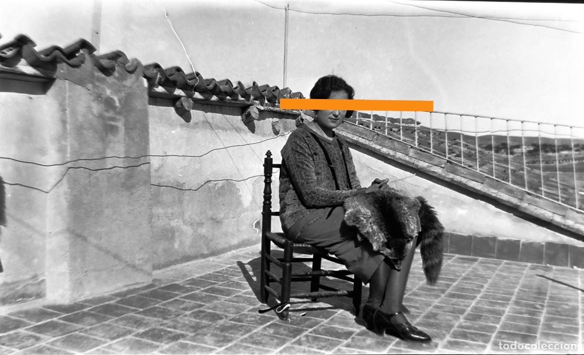 Fotograf&iacute;a antigua: Antiguo negativo de fotograf&iacute;a. Se&ntilde;ora en la azotea. A&ntilde;os 20/30