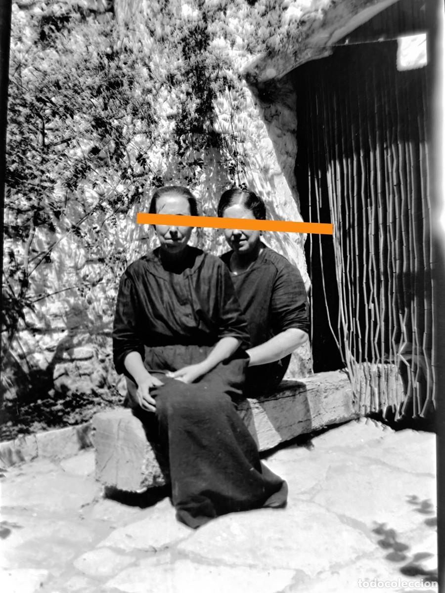Fotograf&iacute;a antigua: Antiguo negativo de fotograf&iacute;a. Se&ntilde;ora en el jard&iacute;n. A&ntilde;os 20/30
