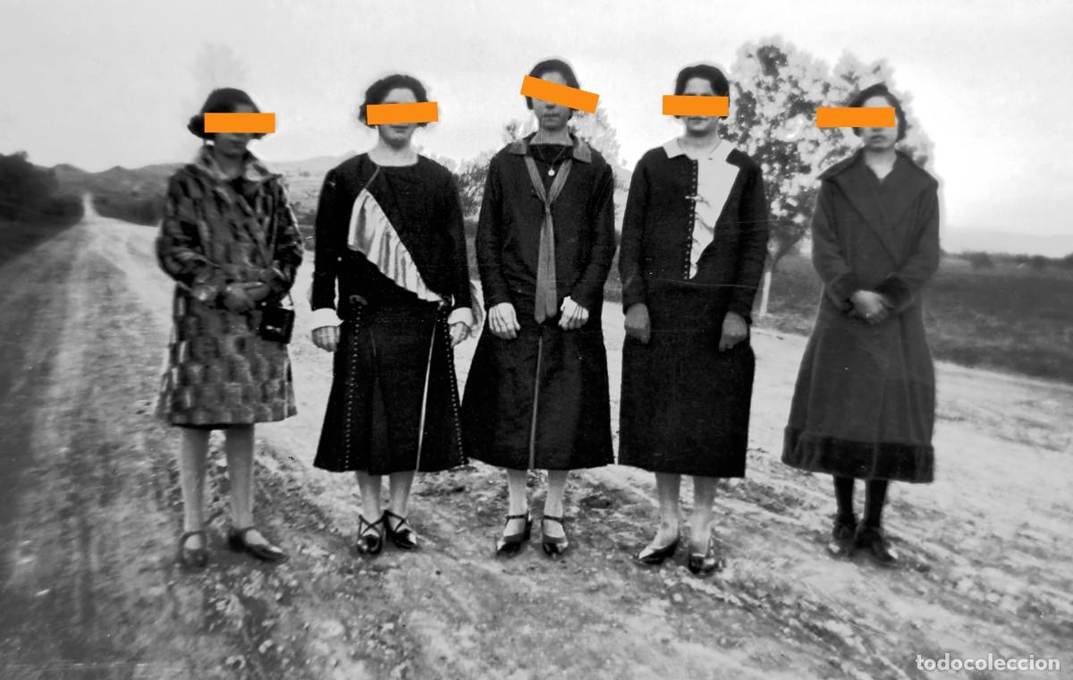 Fotograf&iacute;a antigua: Antiguo negativo de fotograf&iacute;a. Chicas. Entorno rural. A&ntilde;os 20/30