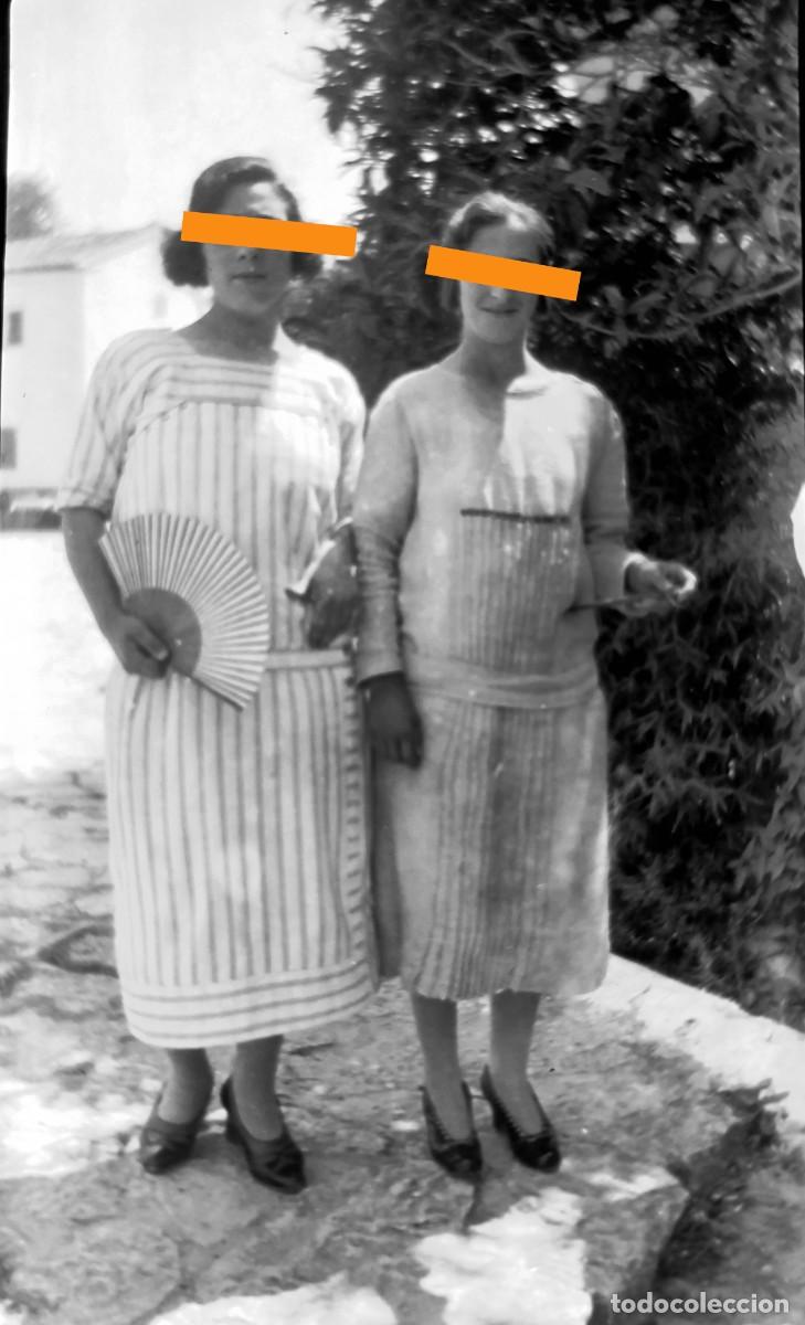 Fotograf&iacute;a antigua: Antiguo negativo de fotograf&iacute;a. Chica con el abanico. A&ntilde;os 20/30