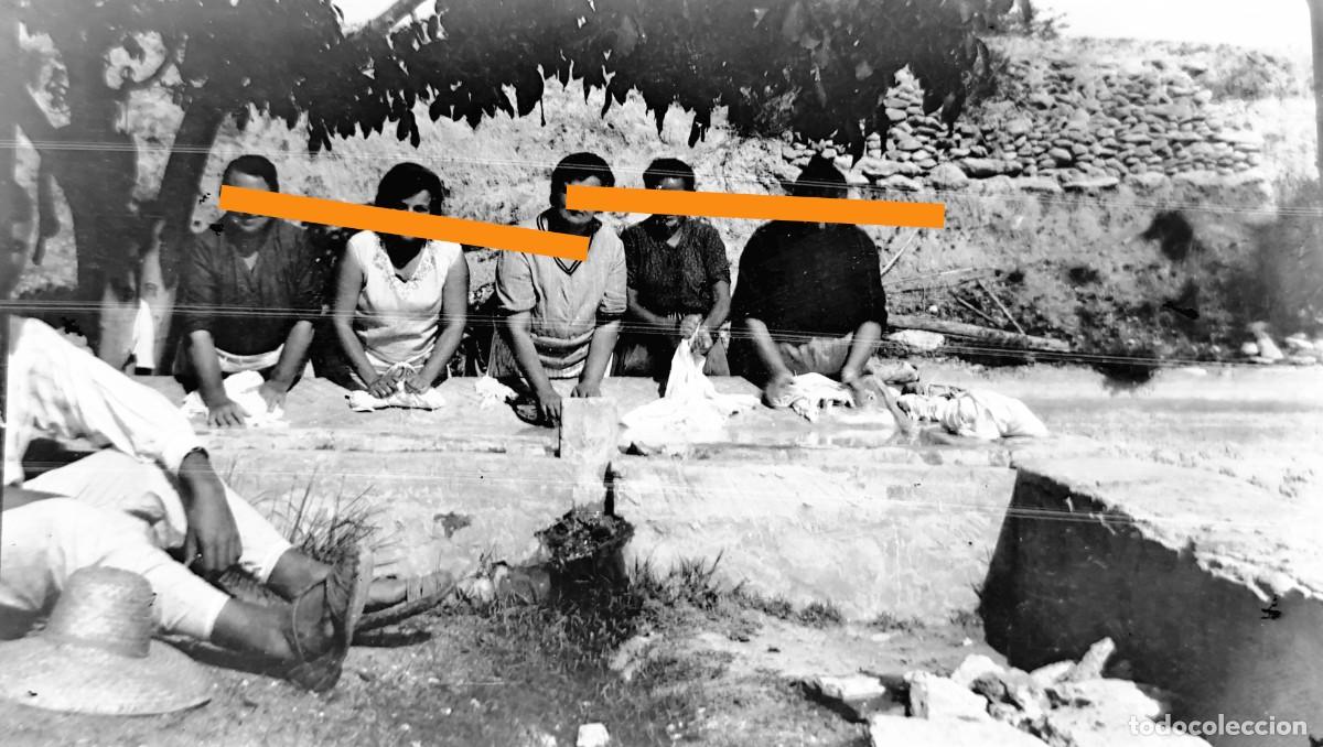 Fotograf&iacute;a antigua: Antiguo negativo de fotograf&iacute;a. Mujeres en el lavadero. A&ntilde;os 20/30