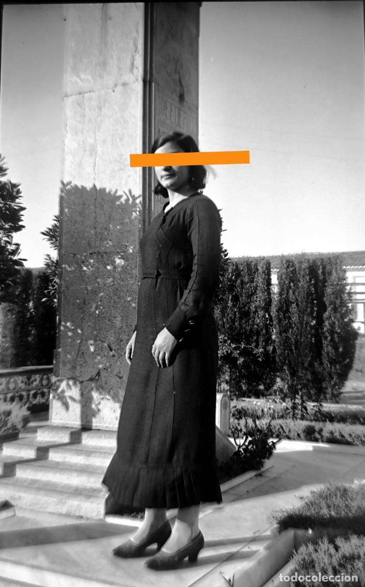 Fotografia antiga: Antiguo negativo de fotograf&iacute;a. Chica en el jard&iacute;n. A&ntilde;os 20/30