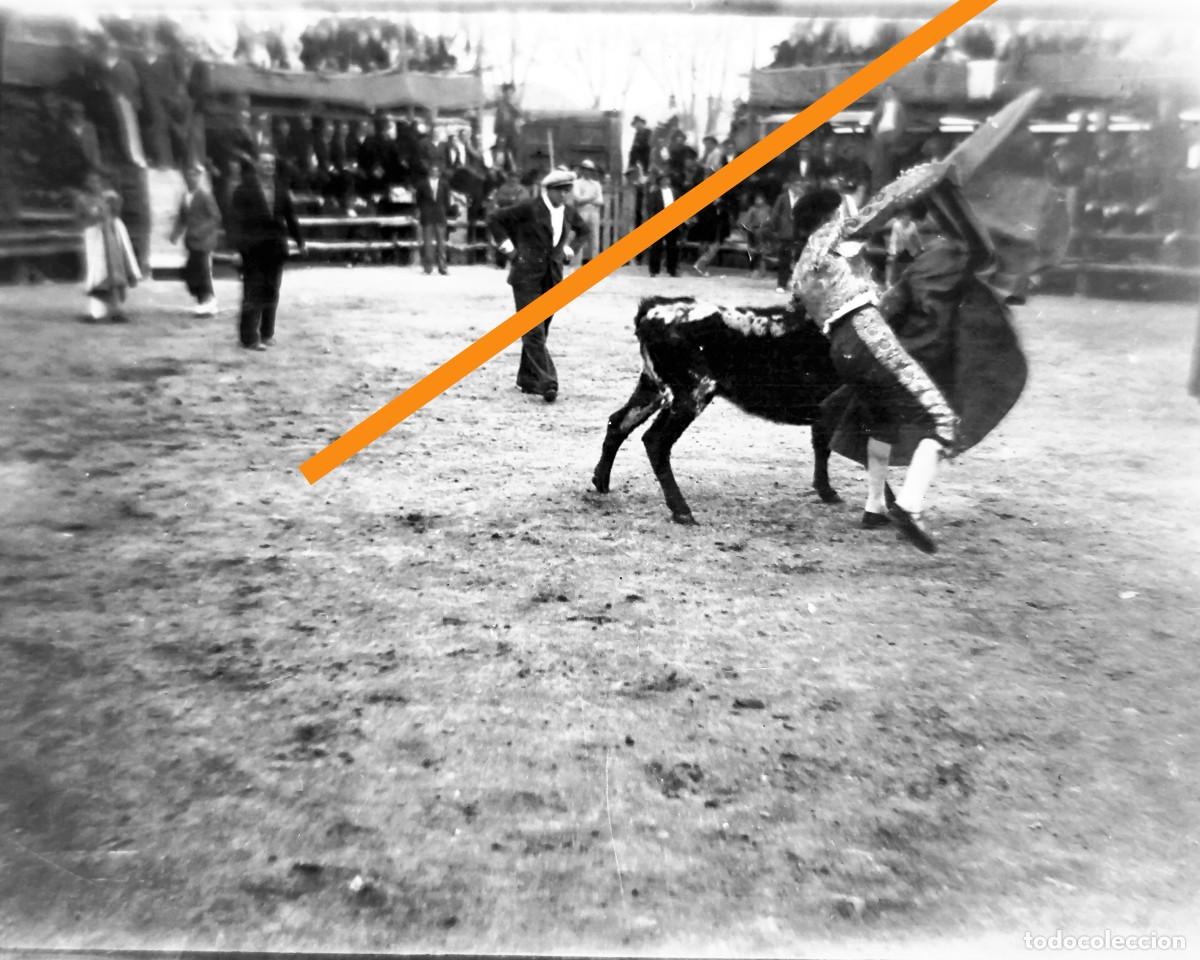 Fotografia antiga: Antiguo negativo de fotograf&iacute;a. Faena taurina en una plaza de pueblo. A&ntilde;os 30.