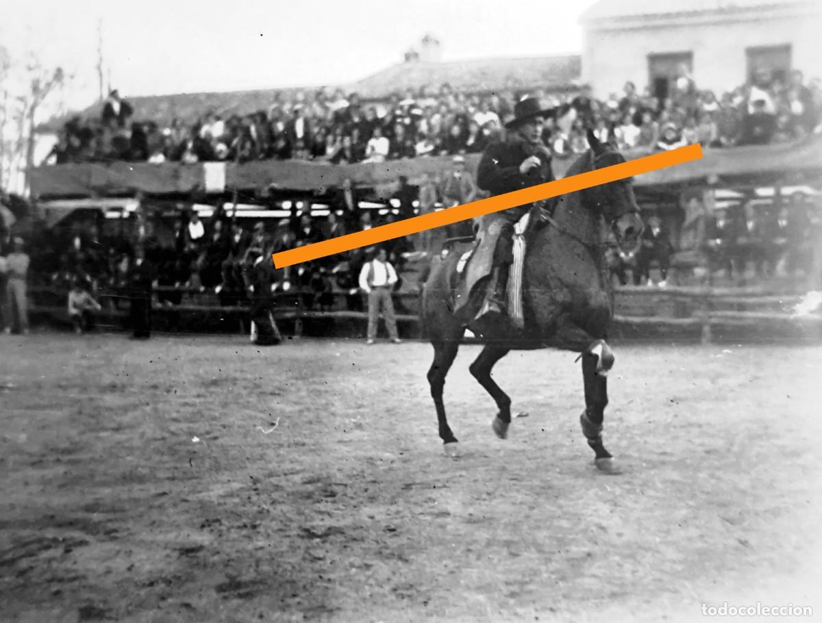Fotografia antiga: Antiguo negativo de fotograf&iacute;a. Picador. Faena taurina en una plaza de pueblo. A&ntilde;os 30.