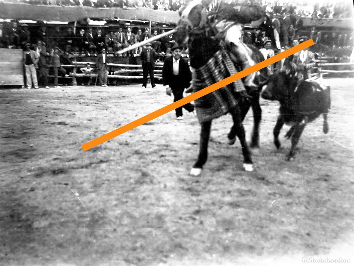 Fotografia antiga: Antiguo negativo de fotograf&iacute;a. Picador. Faena taurina en una plaza de pueblo. A&ntilde;os 30.