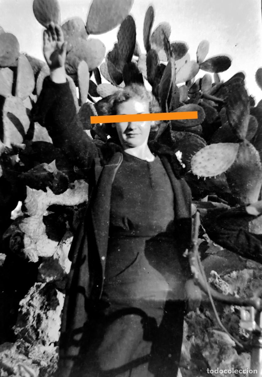 Fotograf&iacute;a antigua: Antiguo negativo de fotograf&iacute;a. Chica, entorno rural. A&ntilde;os 30.