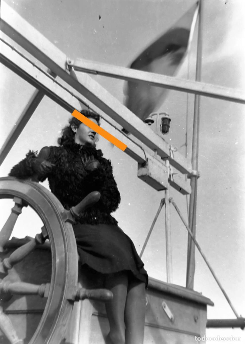 Fotograf&iacute;a antigua: Antiguo negativo de fotograf&iacute;a. Chica, junto al tim&oacute;n del barco. A&ntilde;os 30.