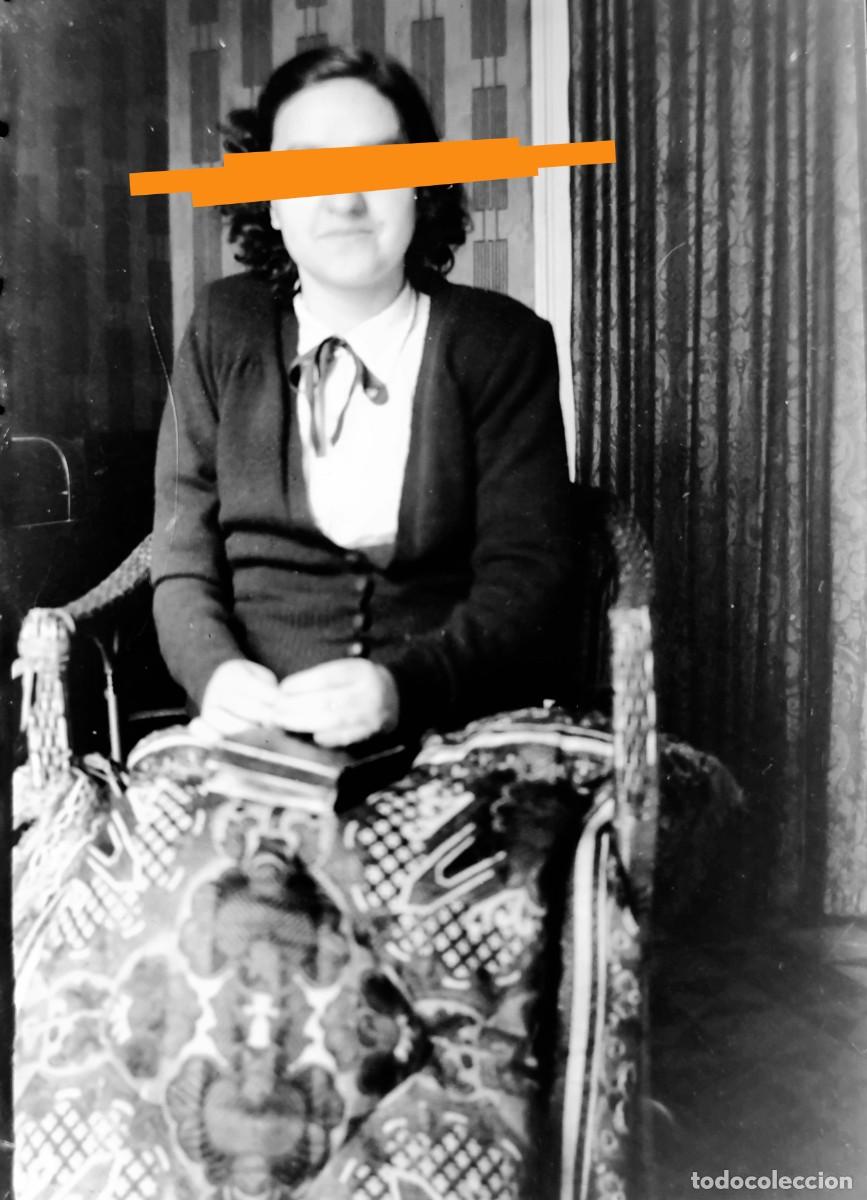 Fotograf&iacute;a antigua: Antiguo negativo de fotograf&iacute;a. Chica, retrato de &eacute;poca. A&ntilde;os 30.