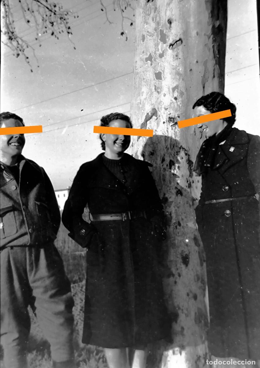 Fotograf&iacute;a antigua: Antiguo negativo de fotograf&iacute;a. Tres j&oacute;venes, retrato de &eacute;poca. A&ntilde;os 30.