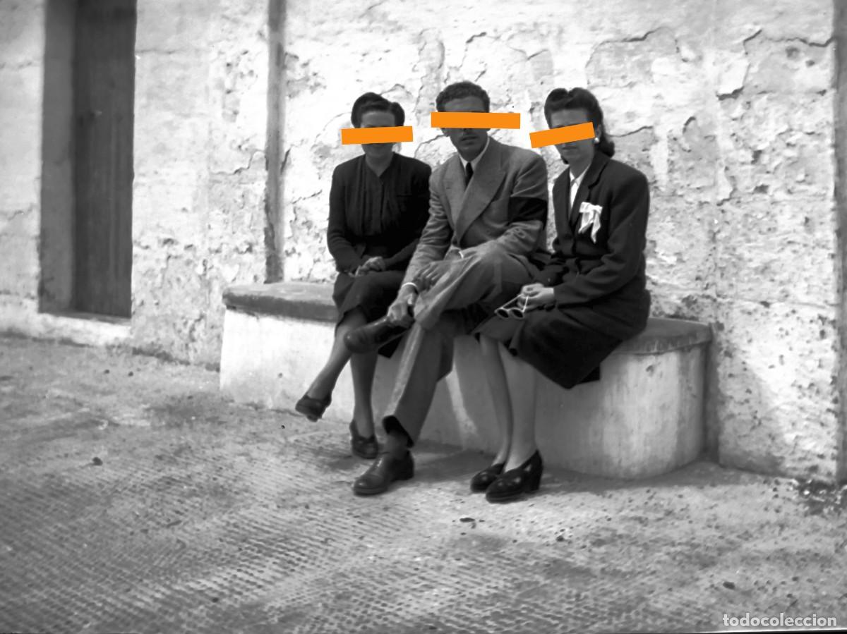 Fotograf&iacute;a antigua: Antiguo negativo de fotograf&iacute;a. Tres j&oacute;venes, retrato de &eacute;poca. A&ntilde;os 30.