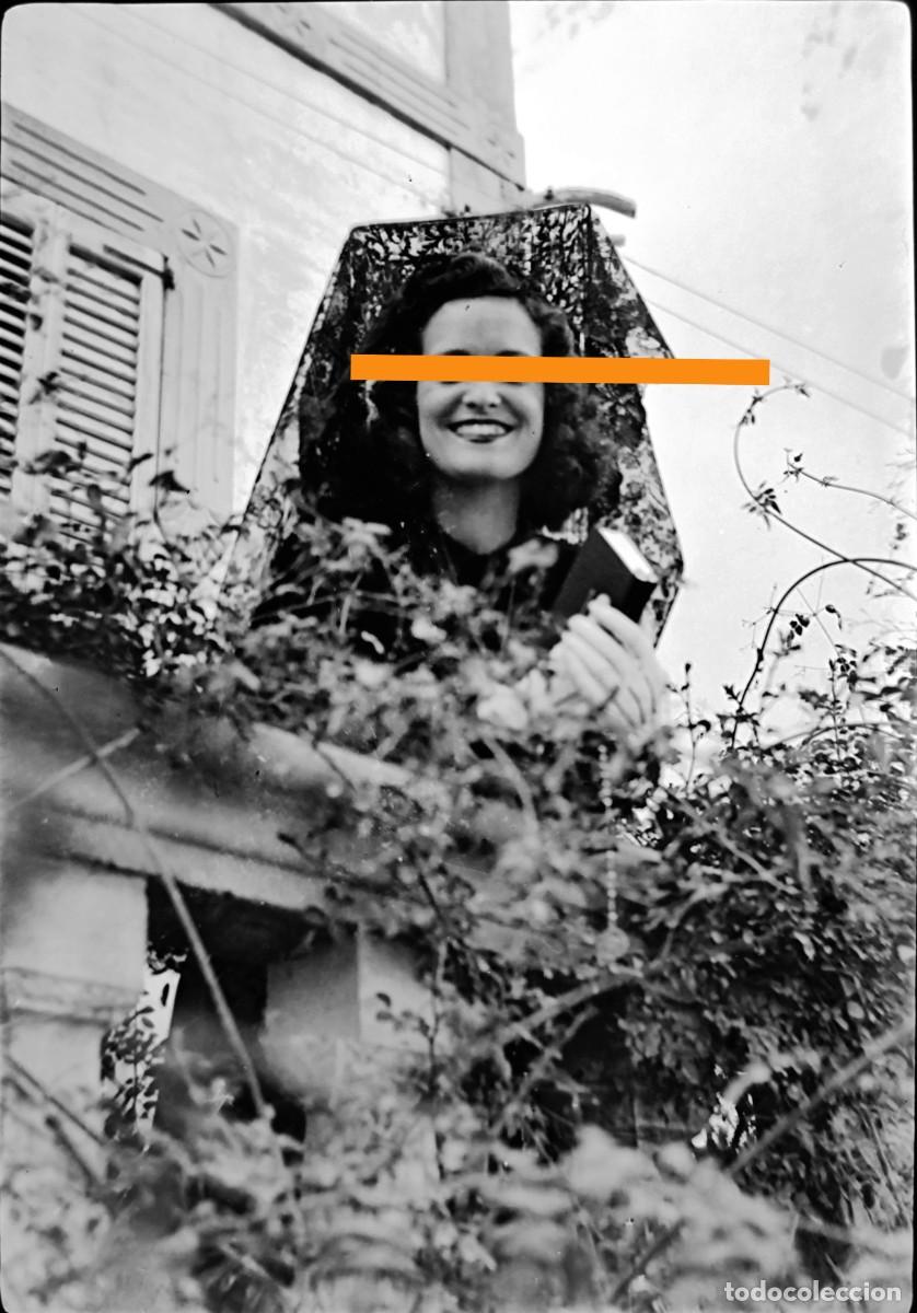 Fotograf&iacute;a antigua: Antiguo negativo de fotograf&iacute;a. Se&ntilde;orita en el balc&oacute;n. A&ntilde;os 30.