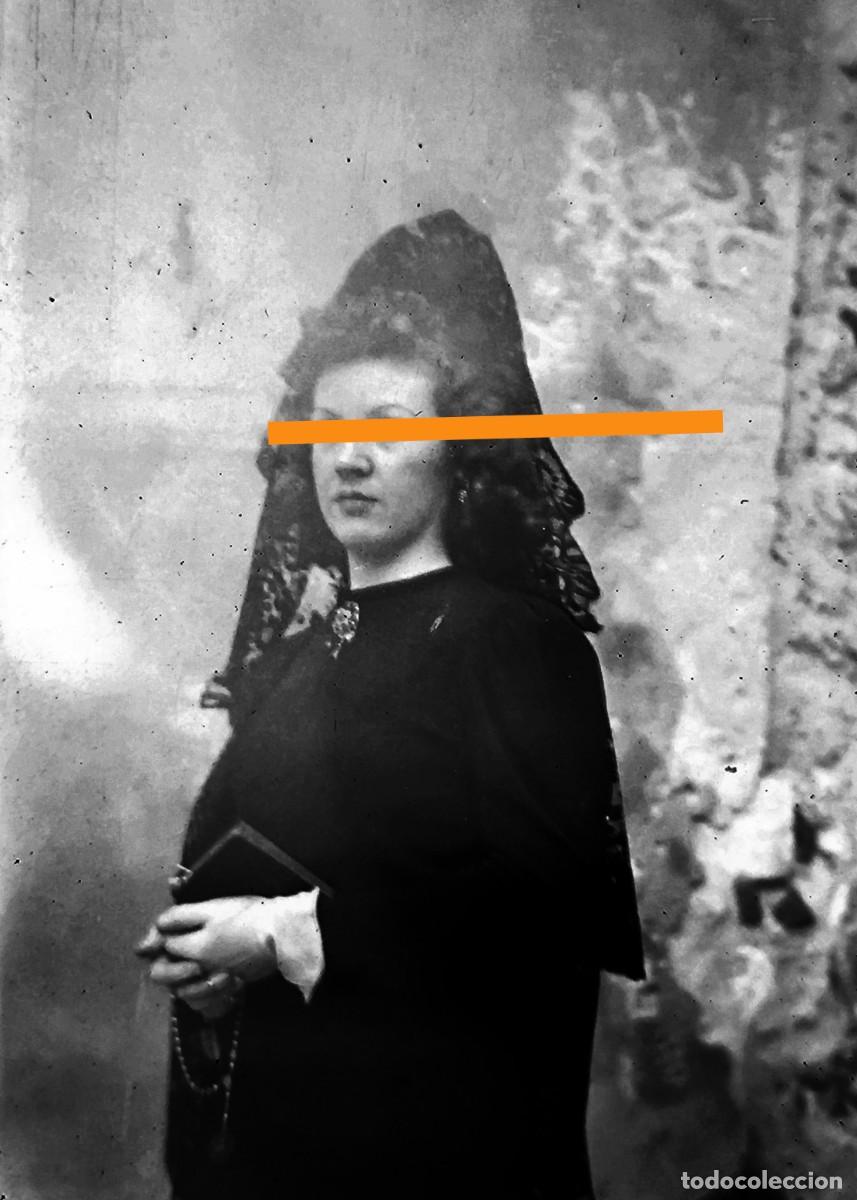 Fotograf&iacute;a antigua: Antiguo negativo de fotograf&iacute;a. Mujer con mantilla. A&ntilde;os 30.