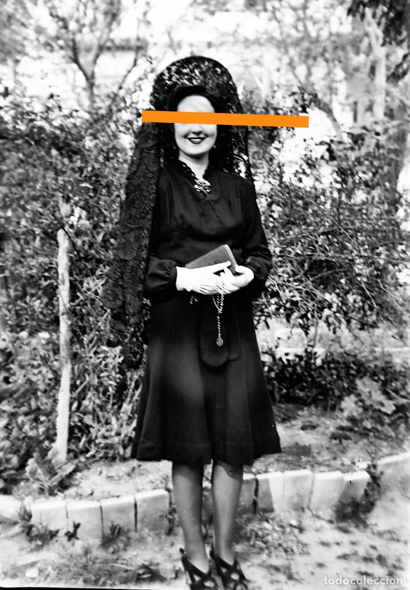 Fotograf&iacute;a antigua: Antiguo negativo de fotograf&iacute;a. Mujer con mantilla. A&ntilde;os 30.