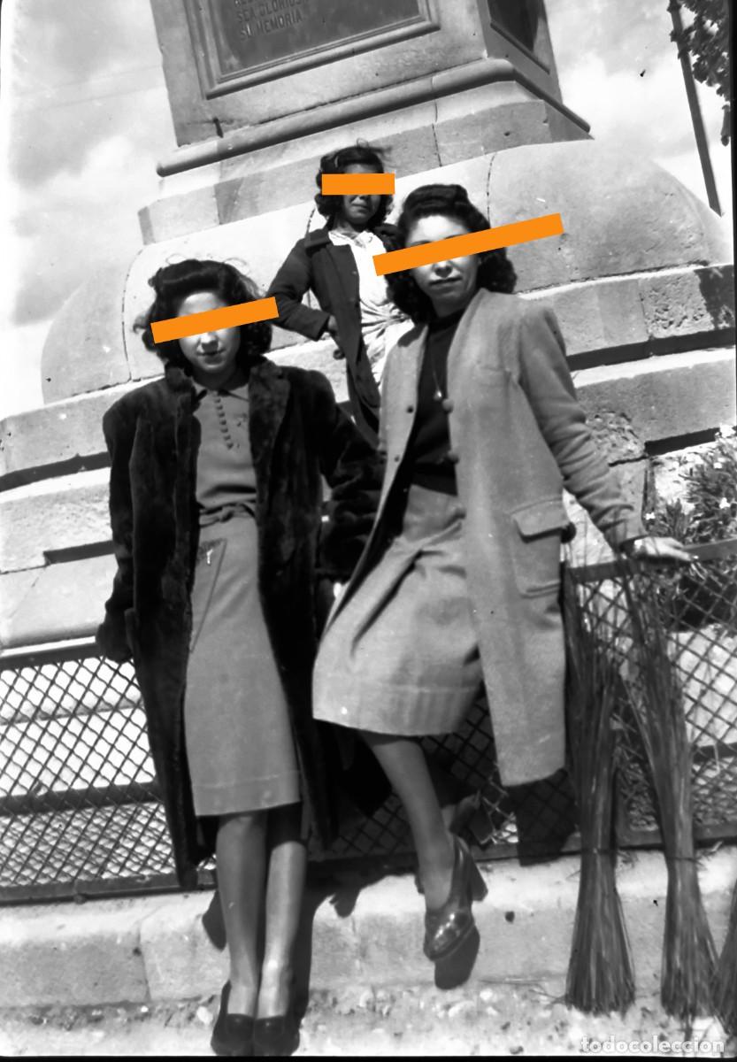 Photographie ancienne: Antiguo negativo de fotograf&iacute;a. Chicas posando junto a monumento. A&ntilde;os 30.