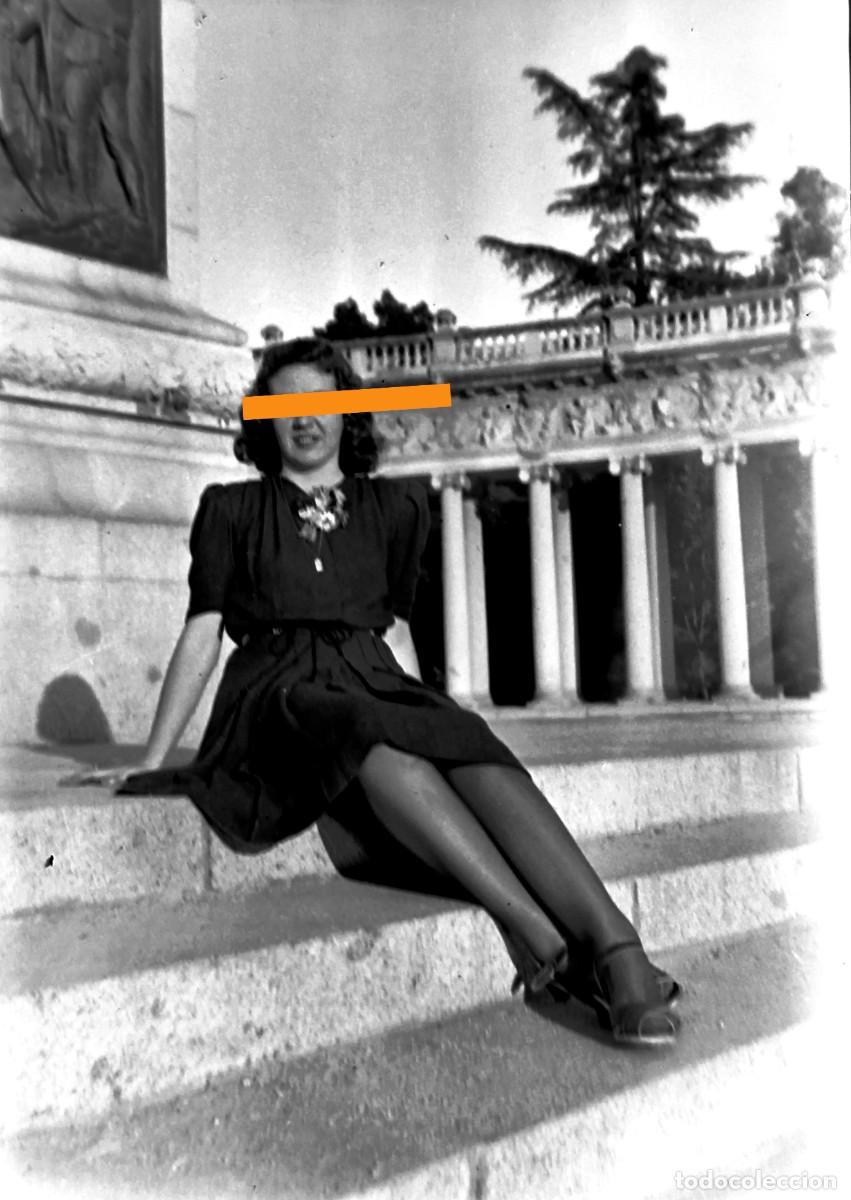 Fotograf&iacute;a antigua: Antiguo negativo de fotograf&iacute;a. Chica posando junto a monumento. A&ntilde;os 30.