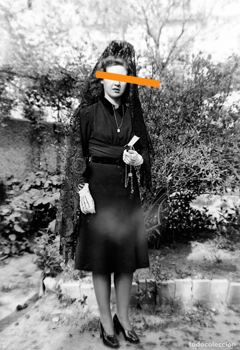 Fotograf&iacute;a antigua: Antiguo negativo de fotograf&iacute;a. Mujer con mantilla. A&ntilde;os 30.