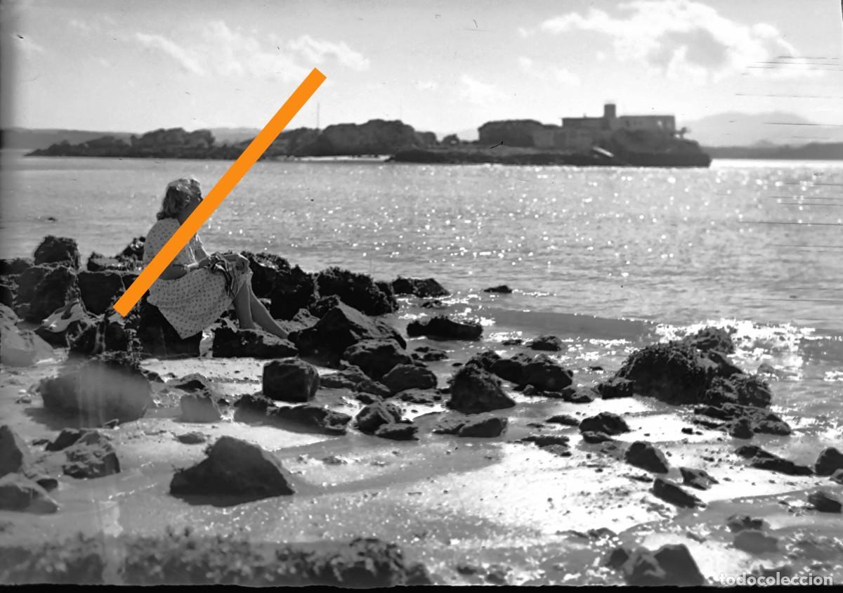 Fotograf&iacute;a antigua: Antiguo negativo de fotograf&iacute;a. Chica contemplando el mar. A&ntilde;os 40.