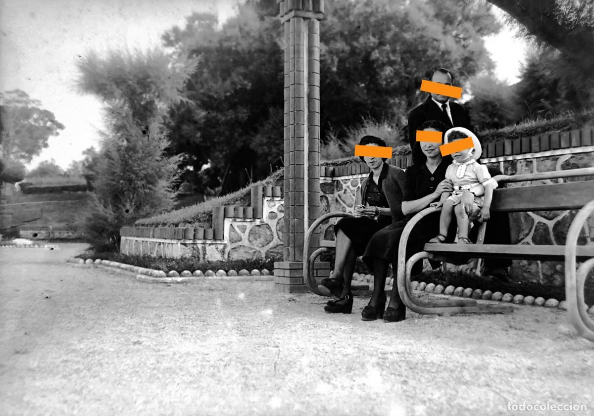 Fotograf&iacute;a antigua: Antiguo negativo de fotograf&iacute;a. Familia junto al jard&iacute;n. A&ntilde;os 40.