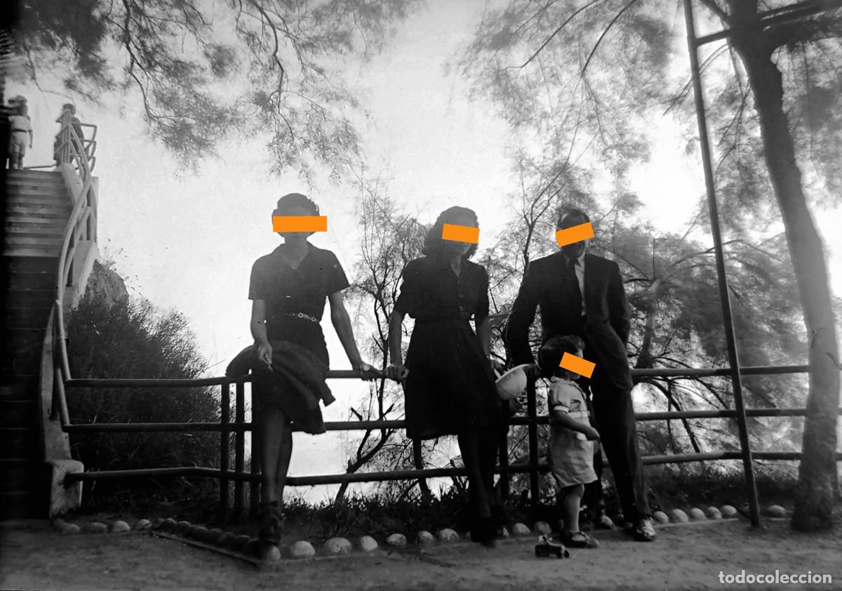 Fotograf&iacute;a antigua: Antiguo negativo de fotograf&iacute;a. Familia, paisaje natural. A&ntilde;os 40.