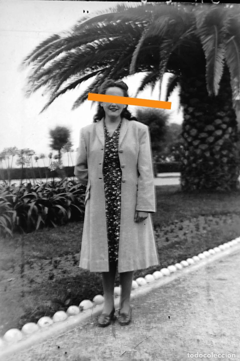 Fotograf&iacute;a antigua: Antiguo negativo de fotograf&iacute;a. Chica en el jard&iacute;n. A&ntilde;os 40.