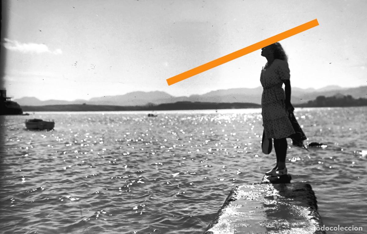 Fotograf&iacute;a antigua: Antiguo negativo de fotograf&iacute;a. Chica junto al mar. A&ntilde;os 40.