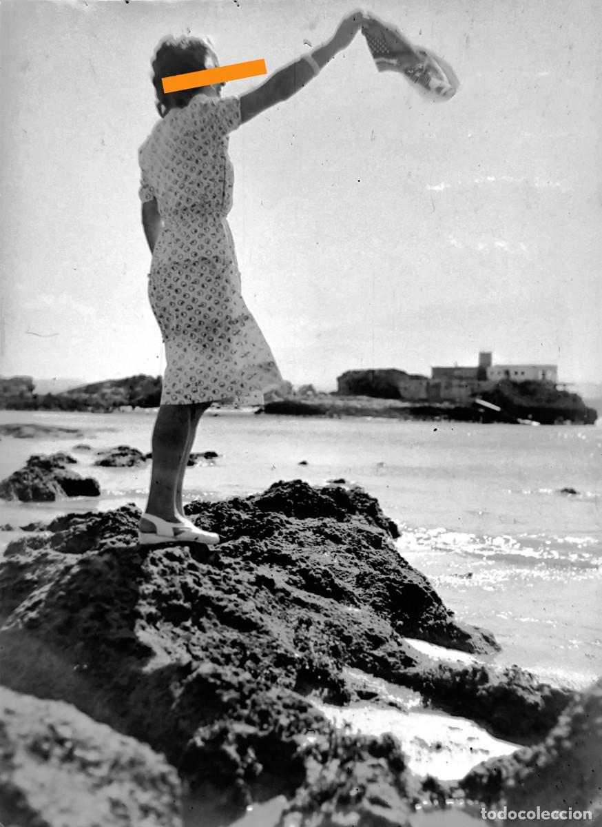 Fotograf&iacute;a antigua: Antiguo negativo de fotograf&iacute;a. Chica junto al mar. A&ntilde;os 40.