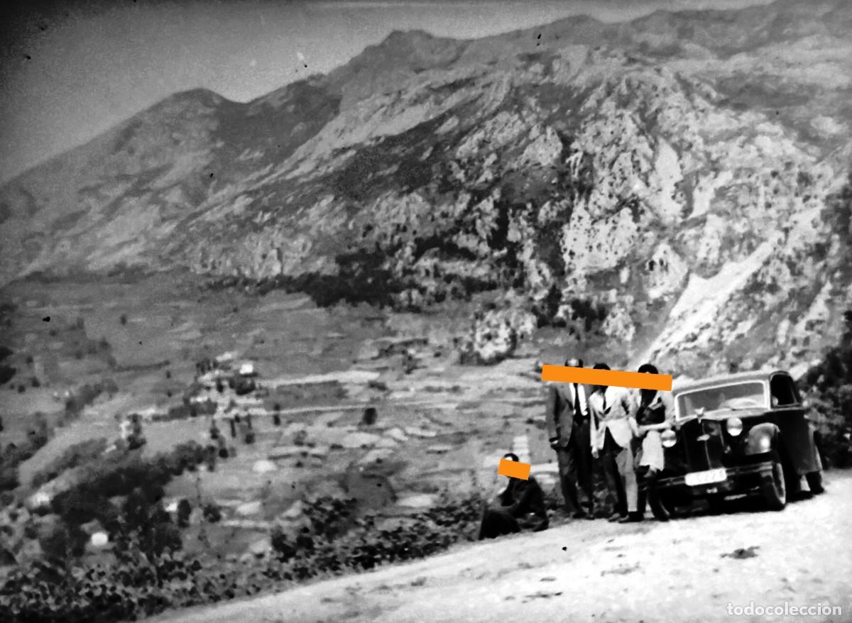 Fotograf&iacute;a antigua: Antiguo negativo de fotograf&iacute;a. Posando junto al autom&oacute;vil. A&ntilde;os 40.