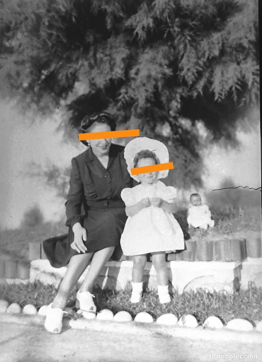 Fotograf&iacute;a antigua: Antiguo negativo de fotograf&iacute;a. Ni&ntilde;a junto a su mu&ntilde;eca. A&ntilde;os 40.