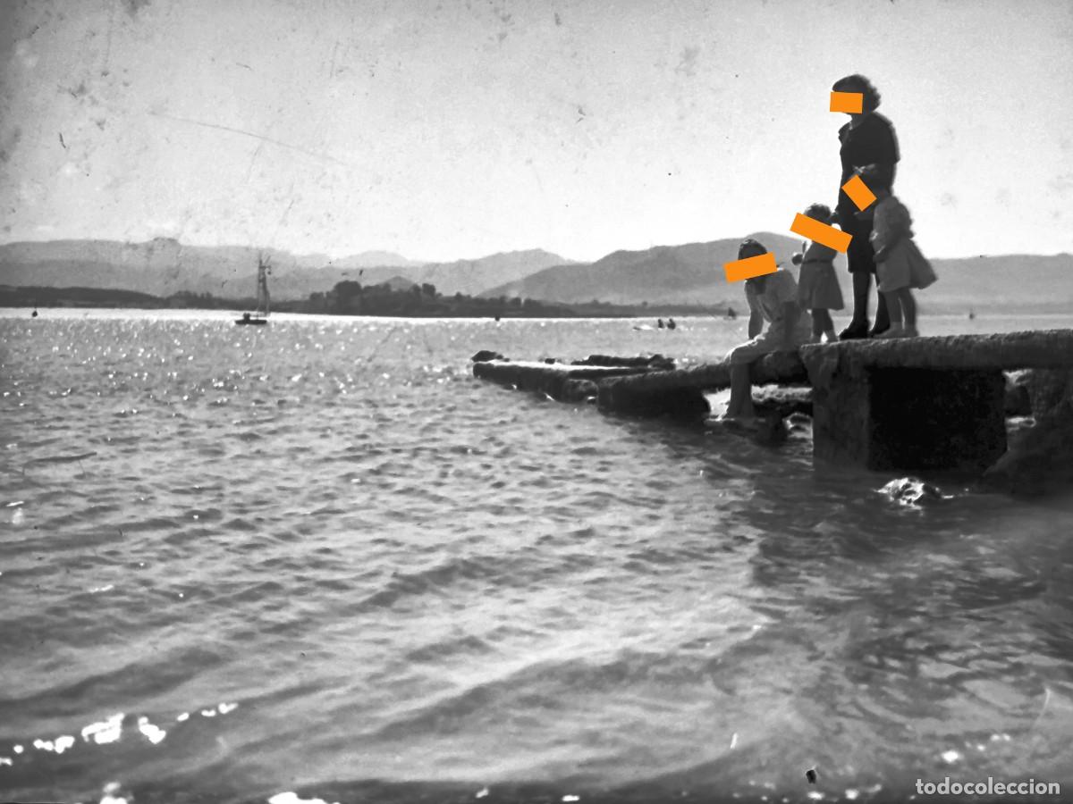 Fotograf&iacute;a antigua: Antiguo negativo de fotograf&iacute;a. Familiar, en el muelle. A&ntilde;os 40.