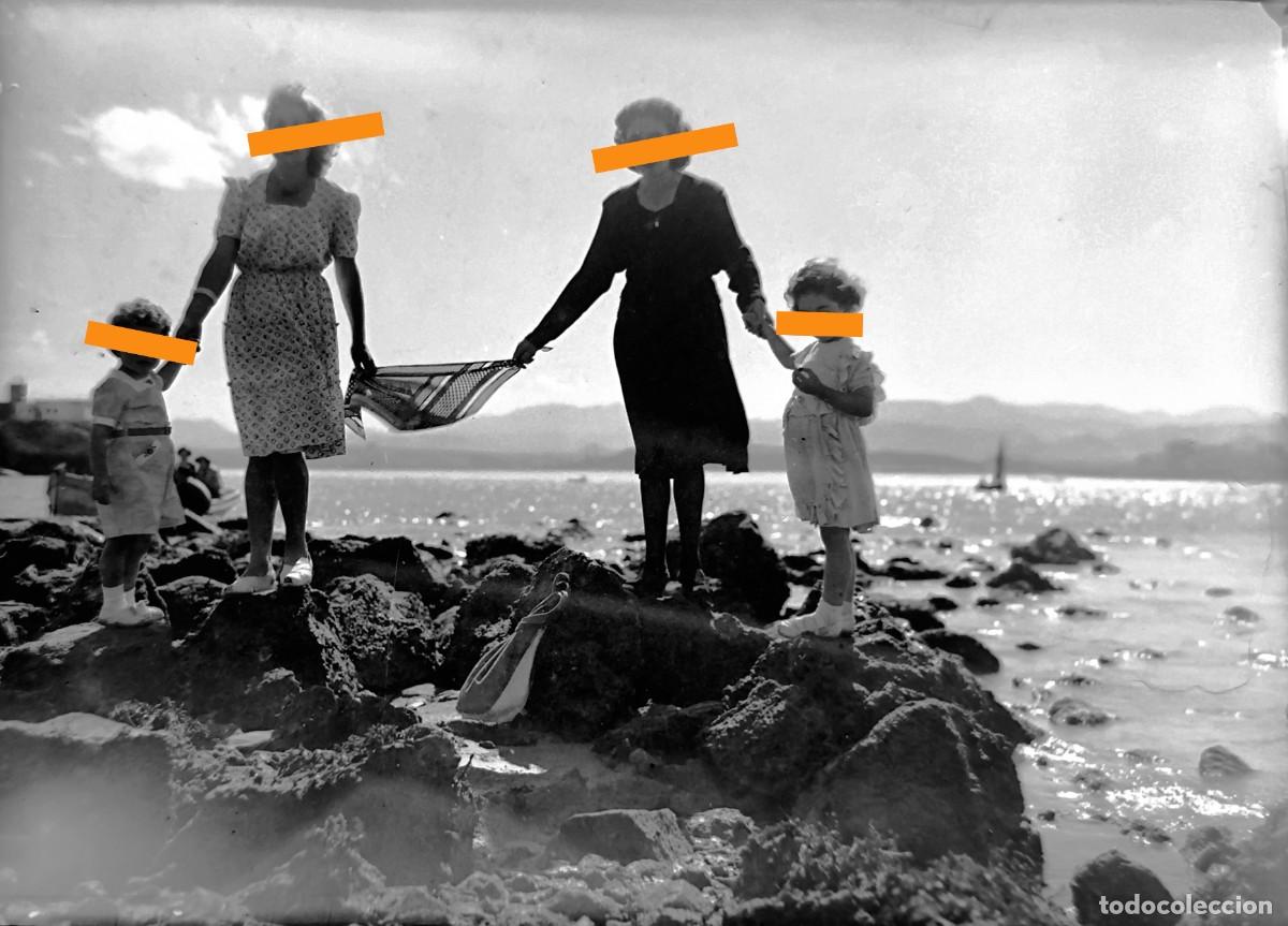 Fotograf&iacute;a antigua: Antiguo negativo de fotograf&iacute;a. Familiar, en las rocas junto al mar. A&ntilde;os 40.
