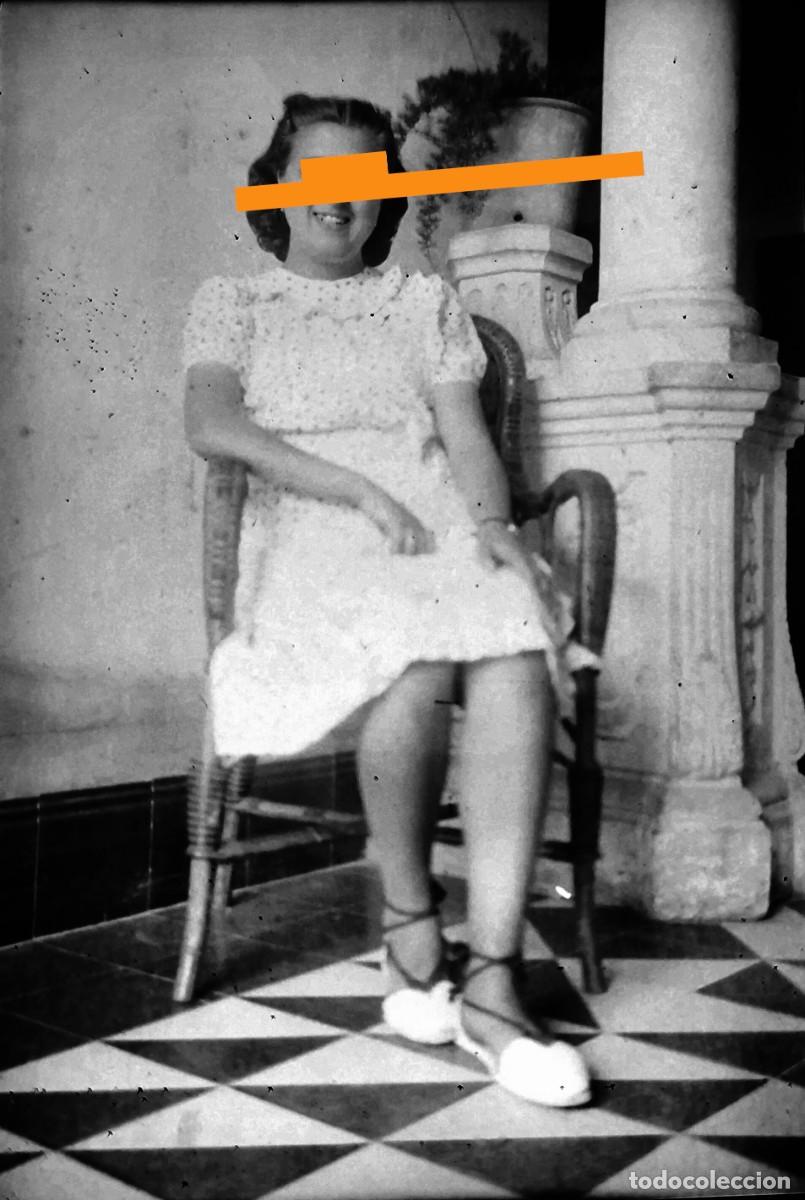 Fotograf&iacute;a antigua: Antiguo negativo de fotograf&iacute;a. Se&ntilde;ora sentada en la silla. A&ntilde;os 30.