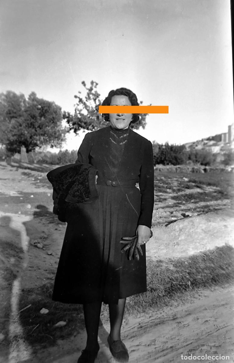Fotograf&iacute;a antigua: Antiguo negativo de fotograf&iacute;a. Se&ntilde;ora, entorno rural. A&ntilde;os 30.