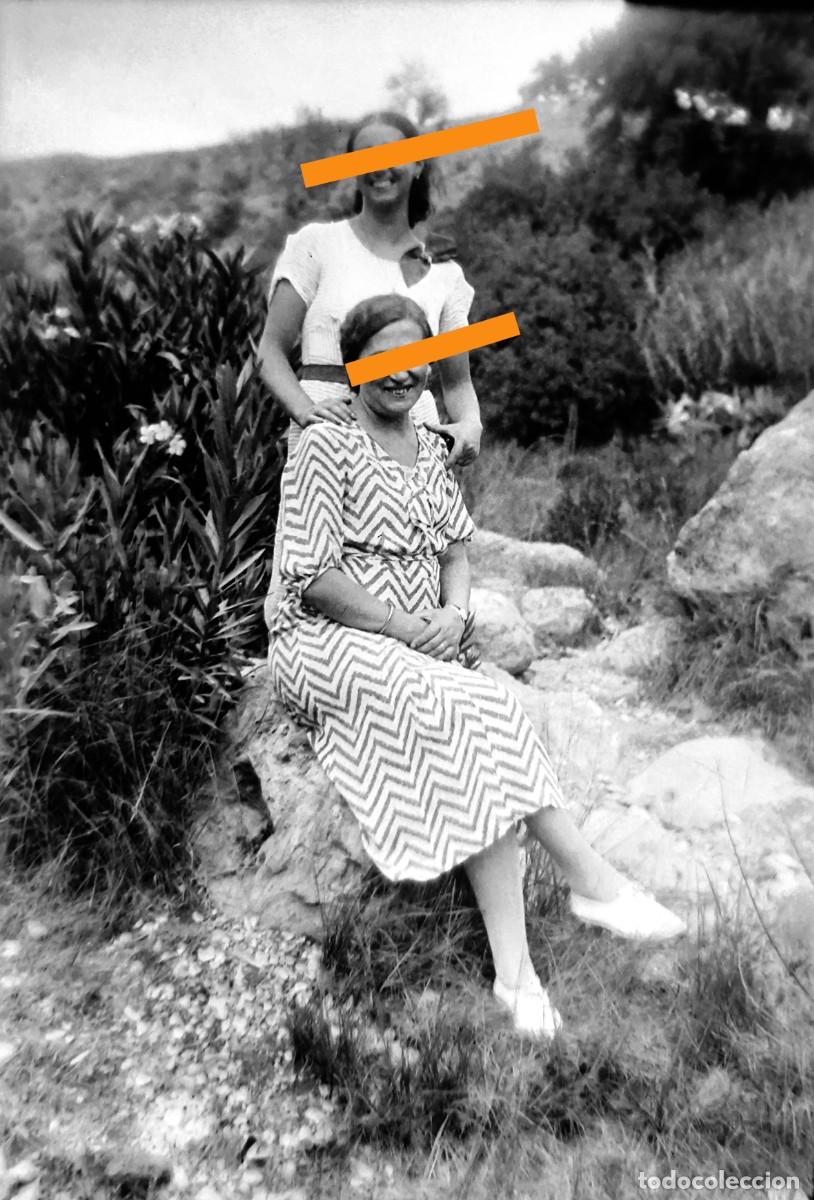 Fotograf&iacute;a antigua: Antiguo negativo de fotograf&iacute;a. Se&ntilde;ora, entorno rural. A&ntilde;os 30.