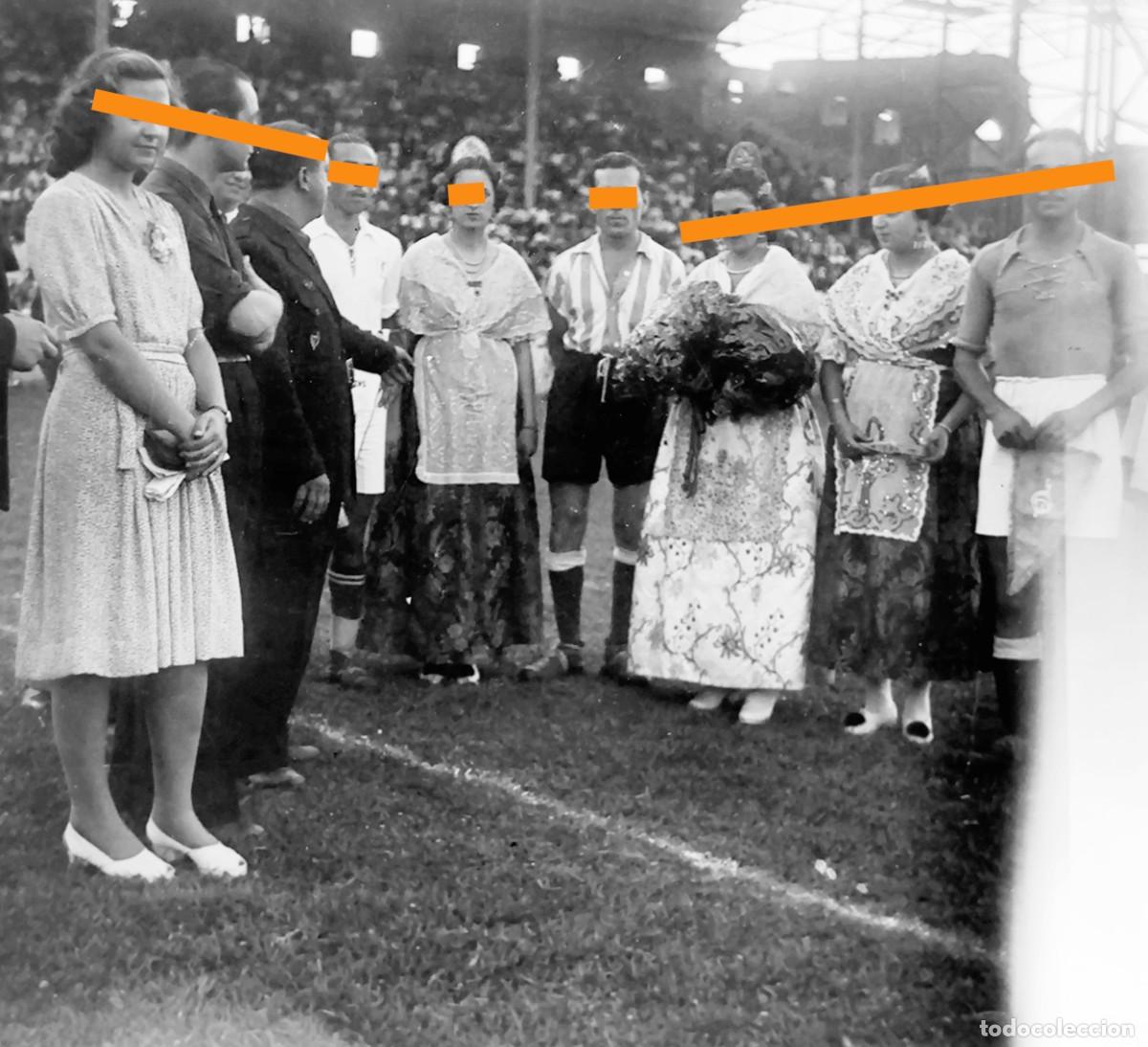 Fotograf&iacute;a antigua: Antiguo negativo de fotograf&iacute;a. Fallera. Partido de f&uacute;tbol. Fallas de Valencia. A&ntilde;os 30.