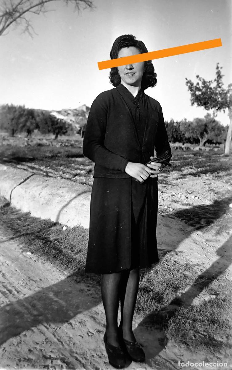 Fotografia antica: Antiguo negativo de fotograf&iacute;a. Chica. Entorno rural. A&ntilde;os 30.