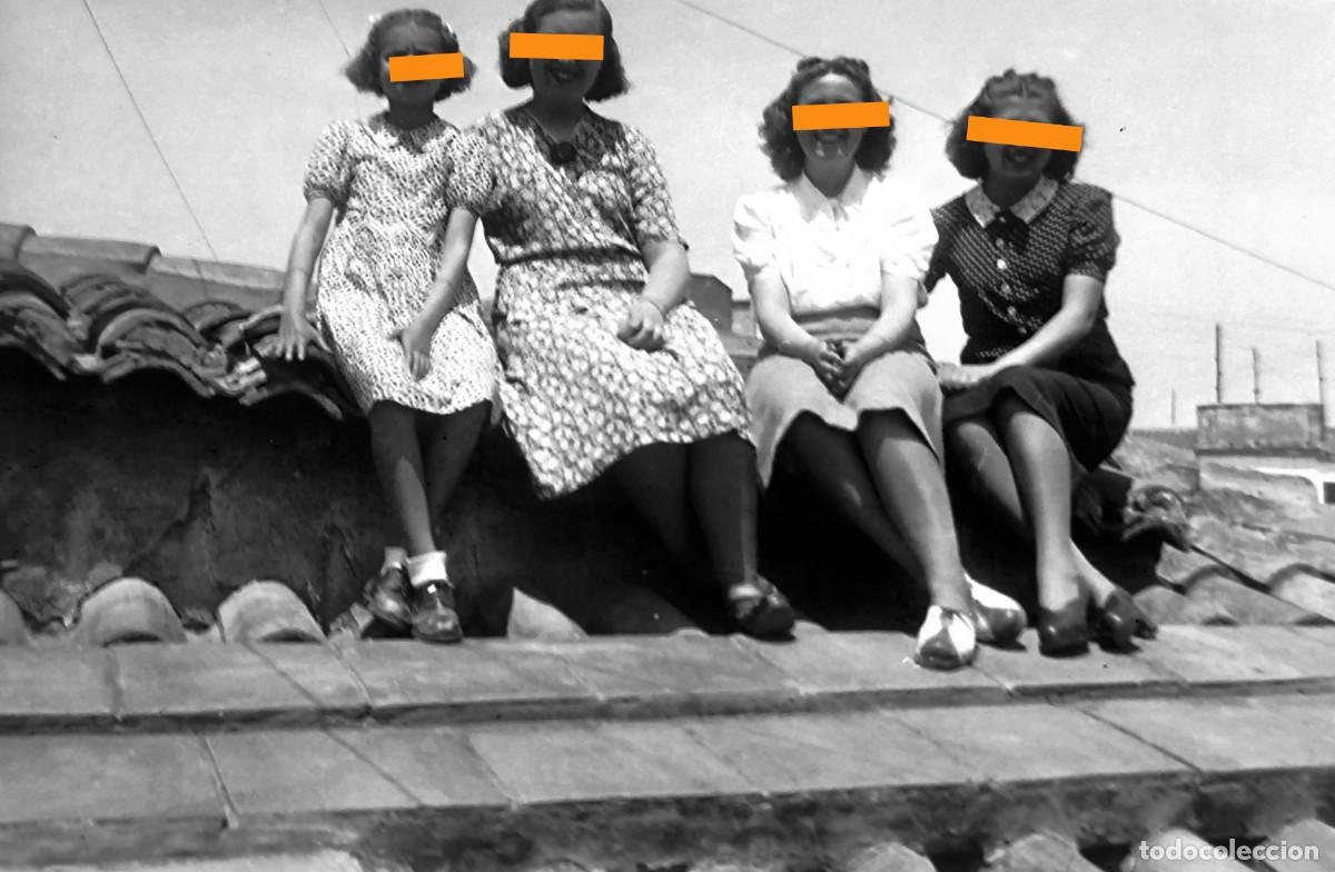 Fotograf&iacute;a antigua: Antiguo negativo de fotograf&iacute;a. Grupo de chicas posando en el tejado de una casa. A&ntilde;os 30.