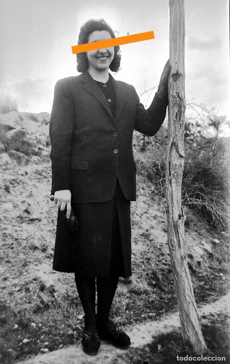 Fotograf&iacute;a antigua: Antiguo negativo de fotograf&iacute;a. Chica, entorno rural. A&ntilde;os 30.