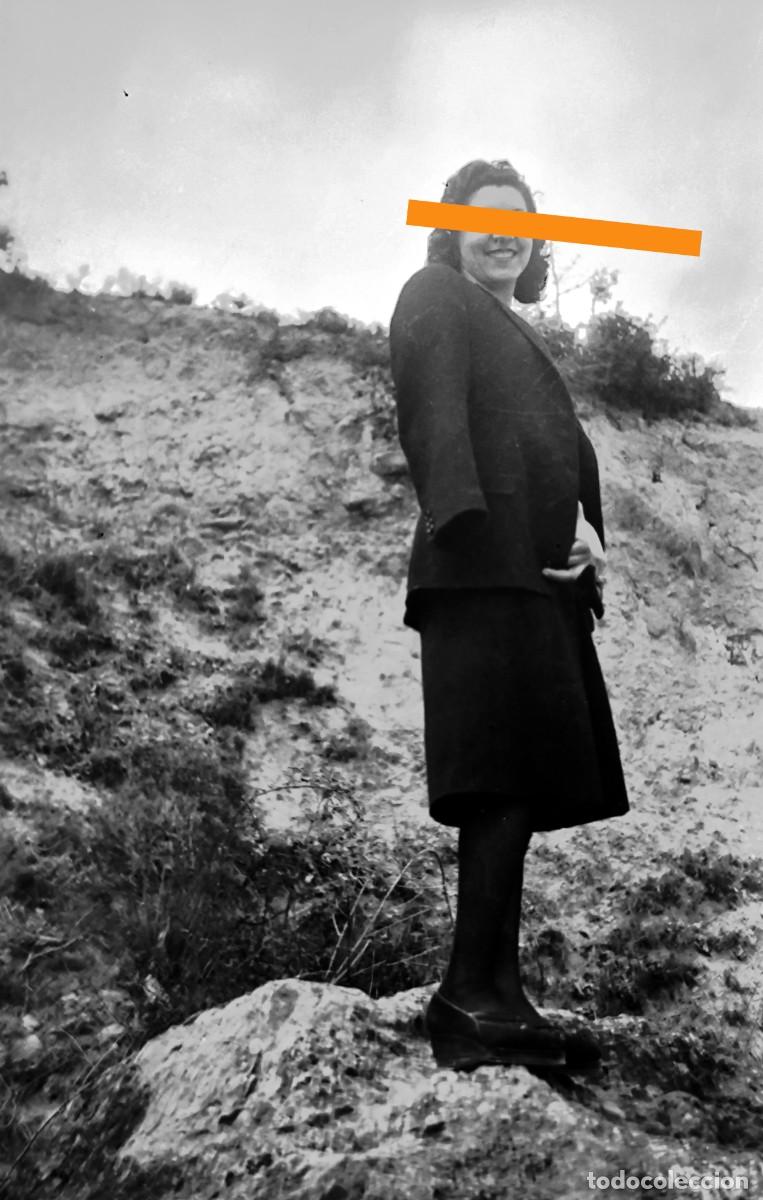Fotograf&iacute;a antigua: Antiguo negativo de fotograf&iacute;a. Chica, entorno rural. A&ntilde;os 30.