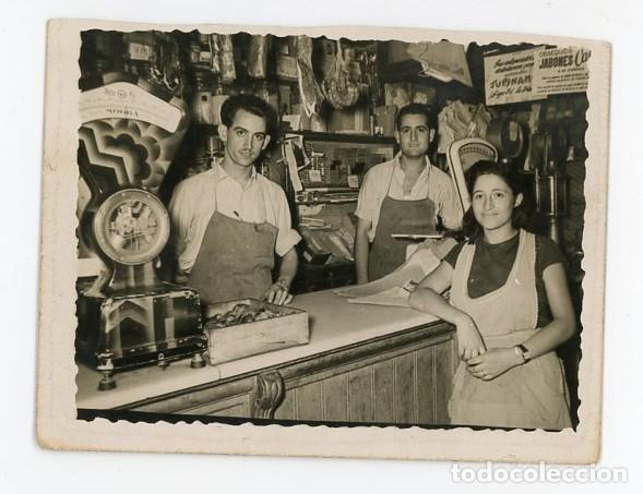 Fotograf&iacute;a antigua: POSANDO EN UN COLMADO, ULTRAMARINOS. BALANZAS DE EPOCA. BARCELONA. H. 1950