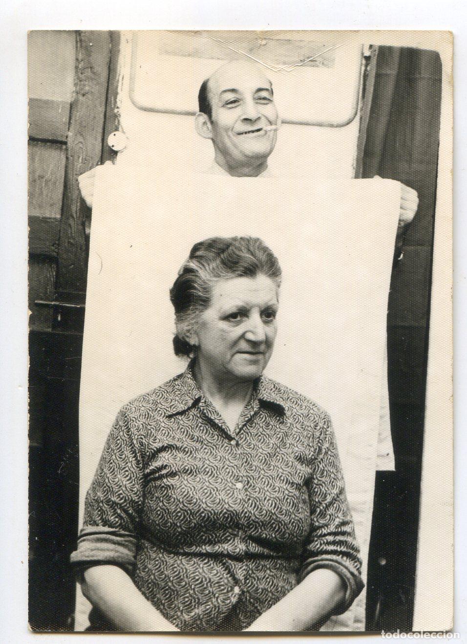 Fotograf&iacute;a antigua: Foto haciendo un retrato de carnet a una se&ntilde;ora, con caballero sosteniendo un lienzo blanco detr&aacute;s