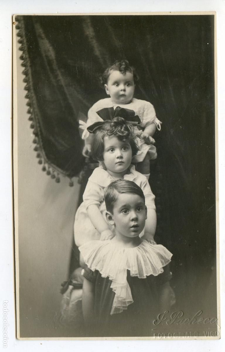Alte Fotografie: Retrato de tres ni&ntilde;os. Fot&oacute;grafo J. Pachecho, Vigo, Fotopostal, 1920