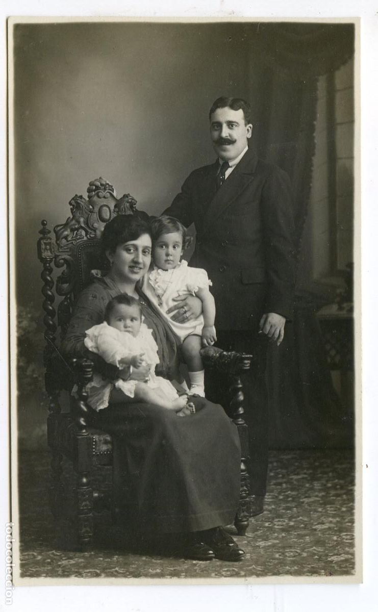 Antique Photography: Retrato de pareja con dos ni&ntilde;os. Fot&oacute;grafo F. Llanos, Vigo. Fotopostal